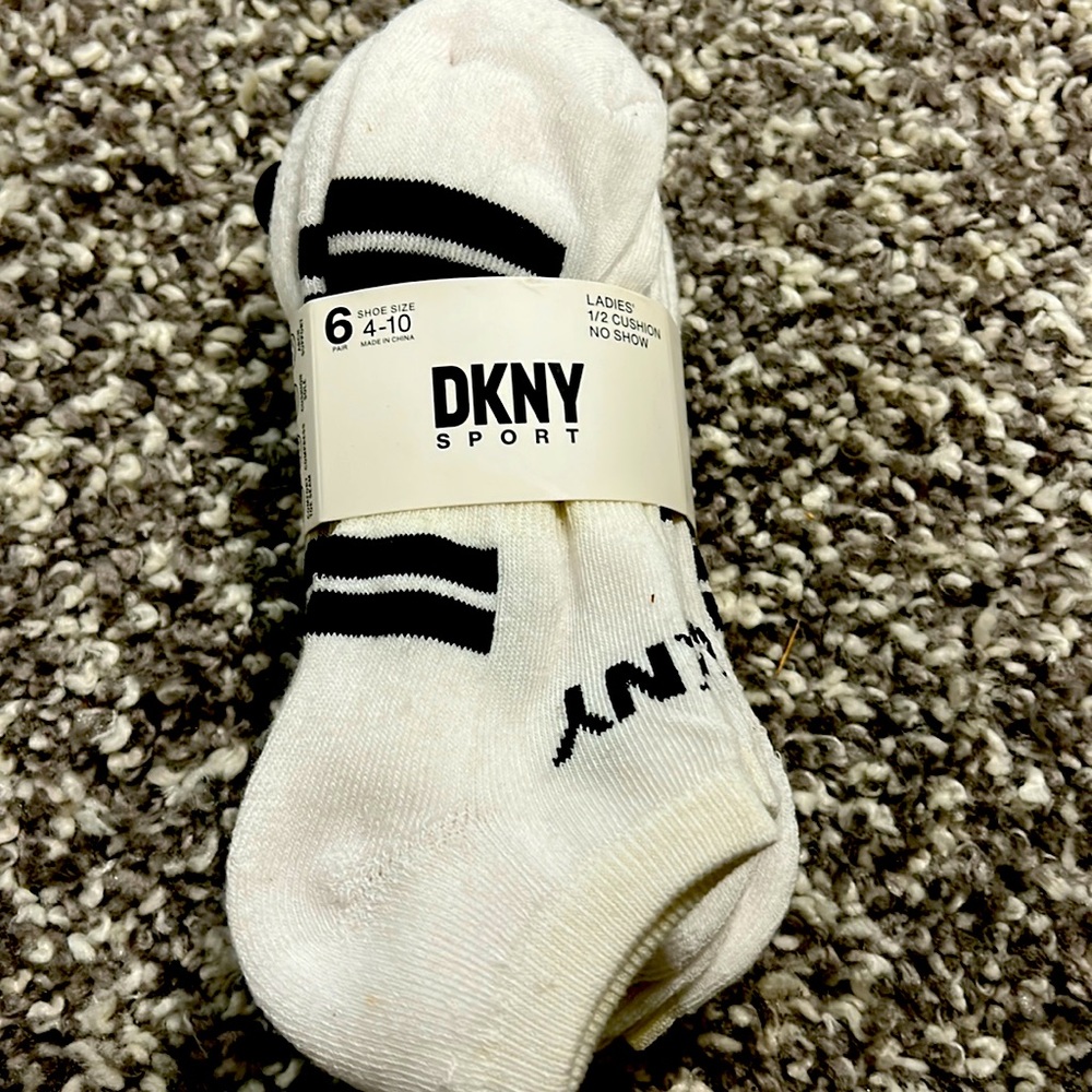 DKNY Sport, women’s white no-show socks.  6 pack.  Size US 4-10.